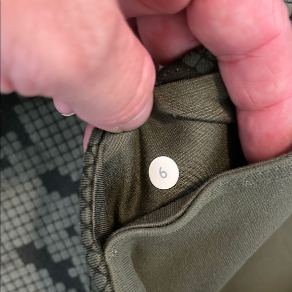 Lululemon crop size 6 Green and Black Snakeskin Leggings with Stretchy Fit - Picture 4 of 5